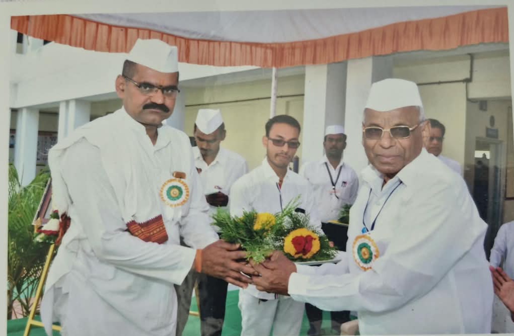 Senior guest with bouquet